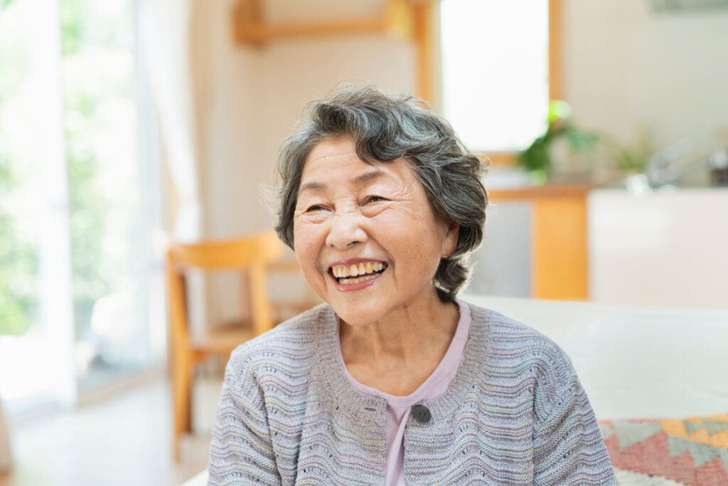 Lächelnde japanische Seniorin