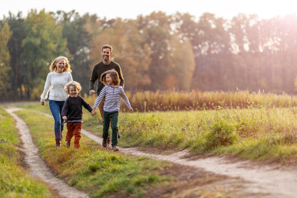 Vierköpfige Familie bei einem Spaziergang
