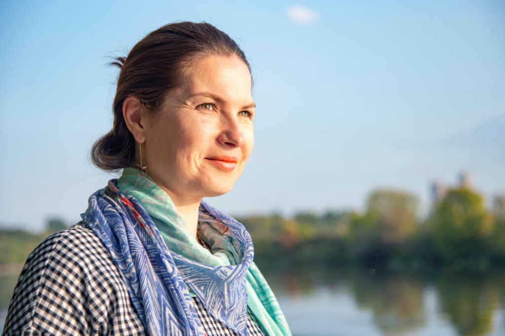 Frau im mittleren Alter ist in der Natur unterwegs