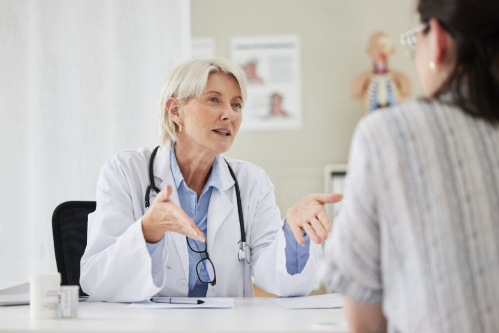 Ärztin berät eine Patientin