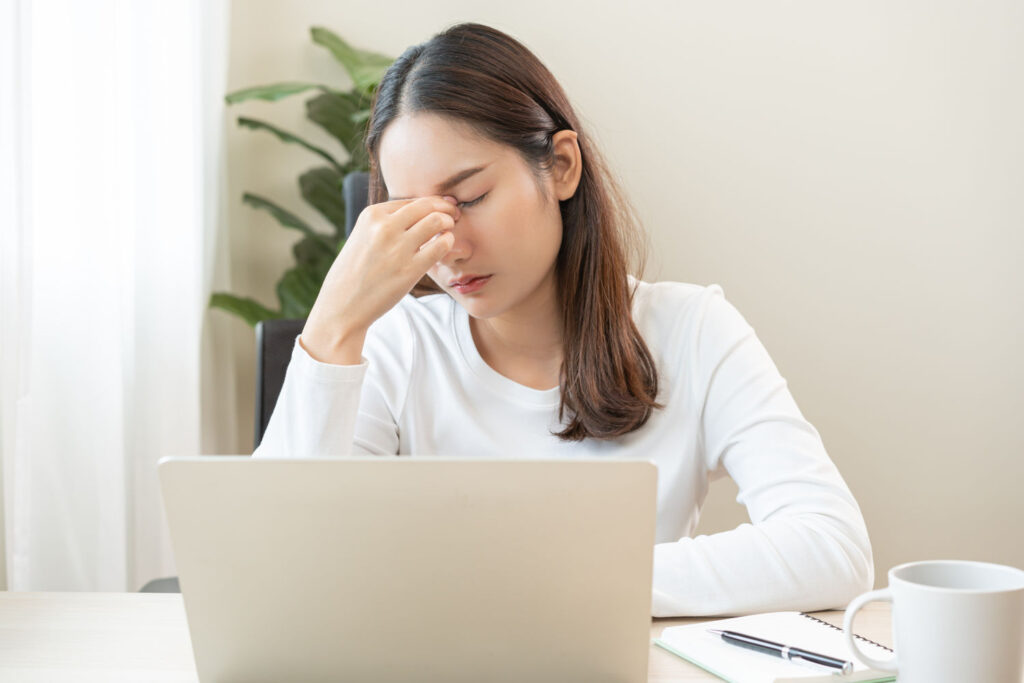 Gestresste junge Frau bei der Arbeit