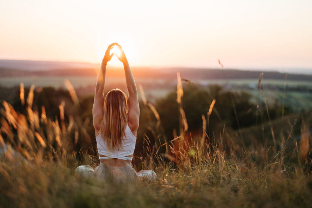 Junge Frau macht Yoga in der Natur