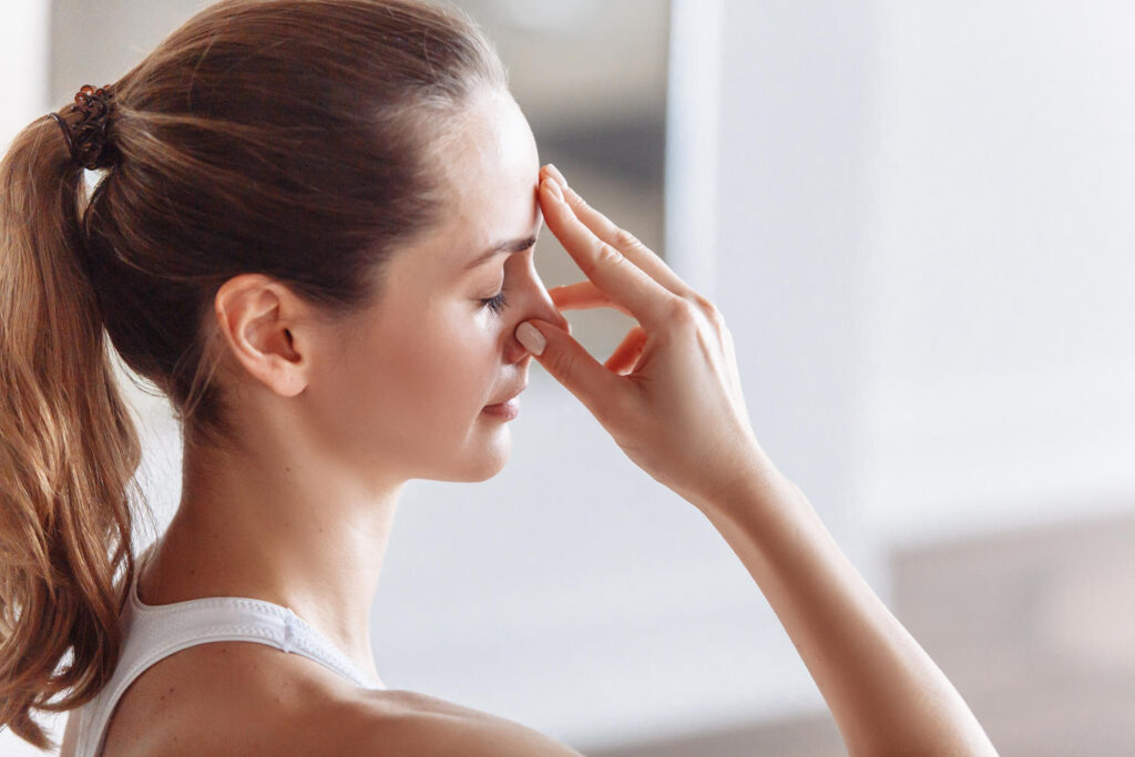 Junge Frau macht Atemübungen nach Pranayama