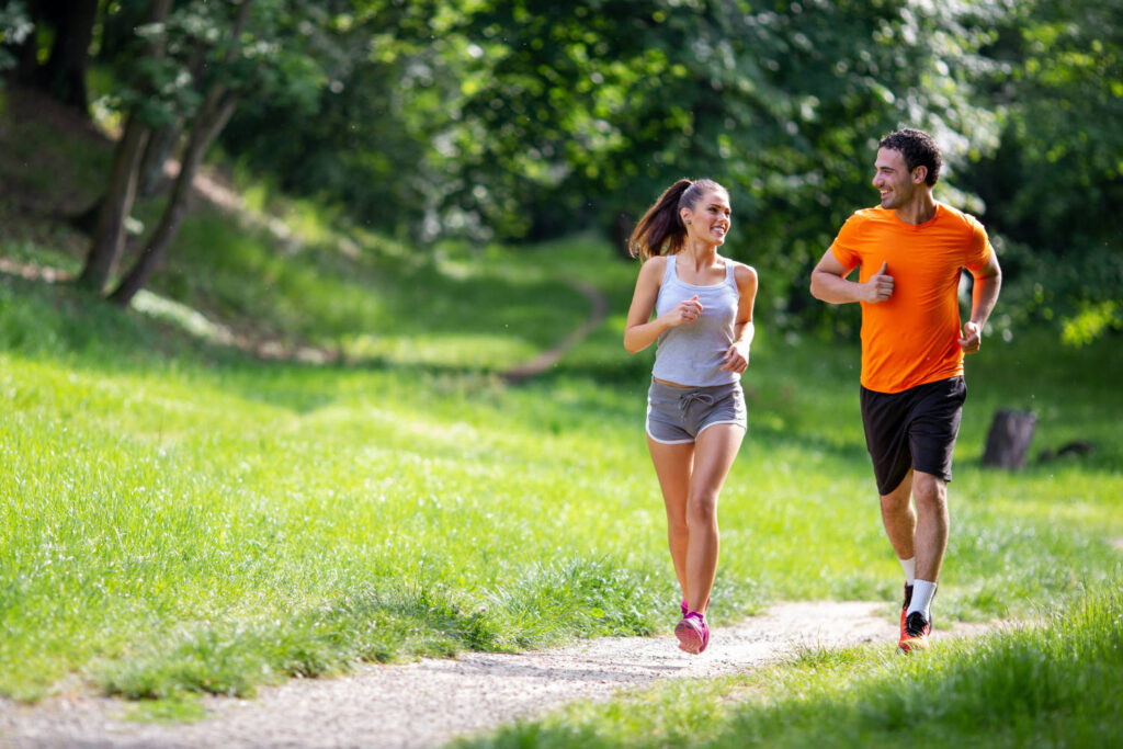Junges Paar joggt gemeinsam