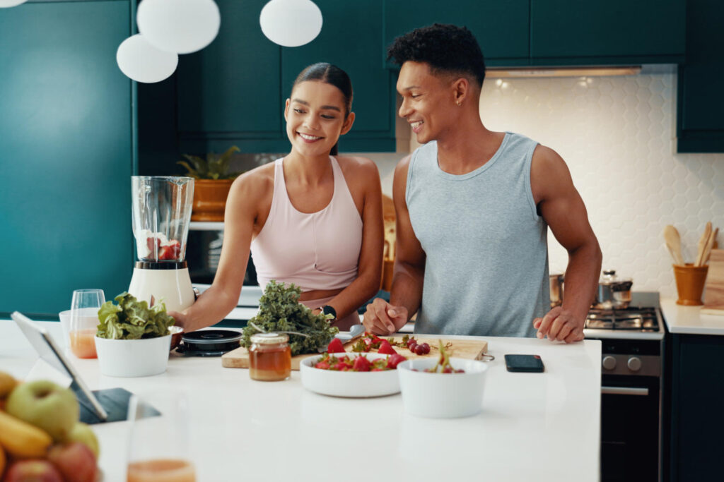 Junge Paar bereitet zuhause eine gesunde Mahlzeit zu