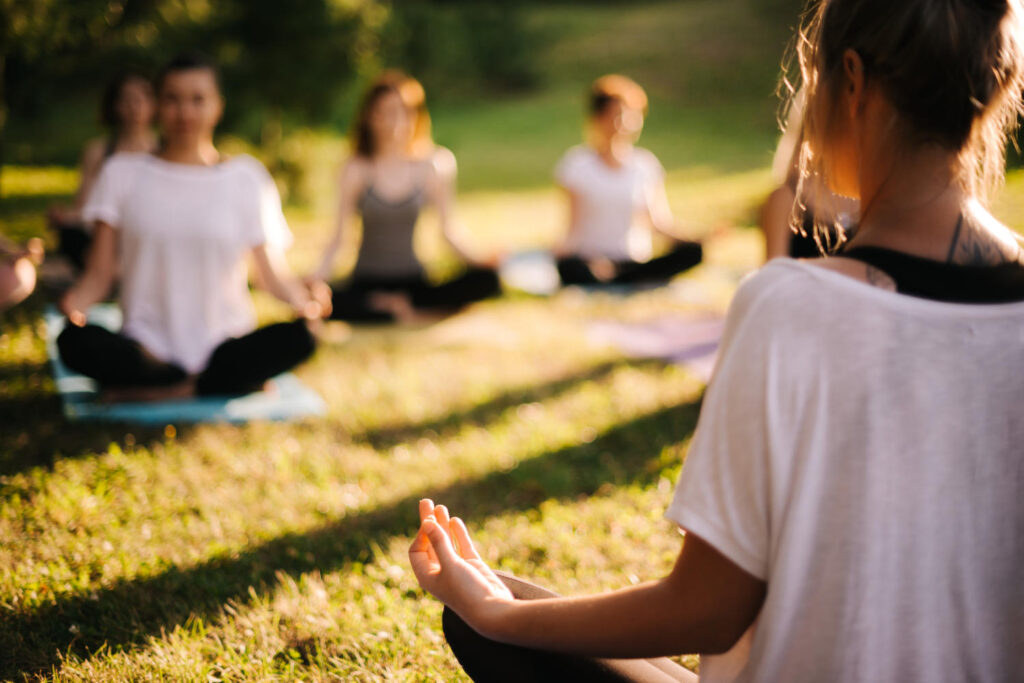 Yoga-Kurs mit mehreren Teilnehmerinnen