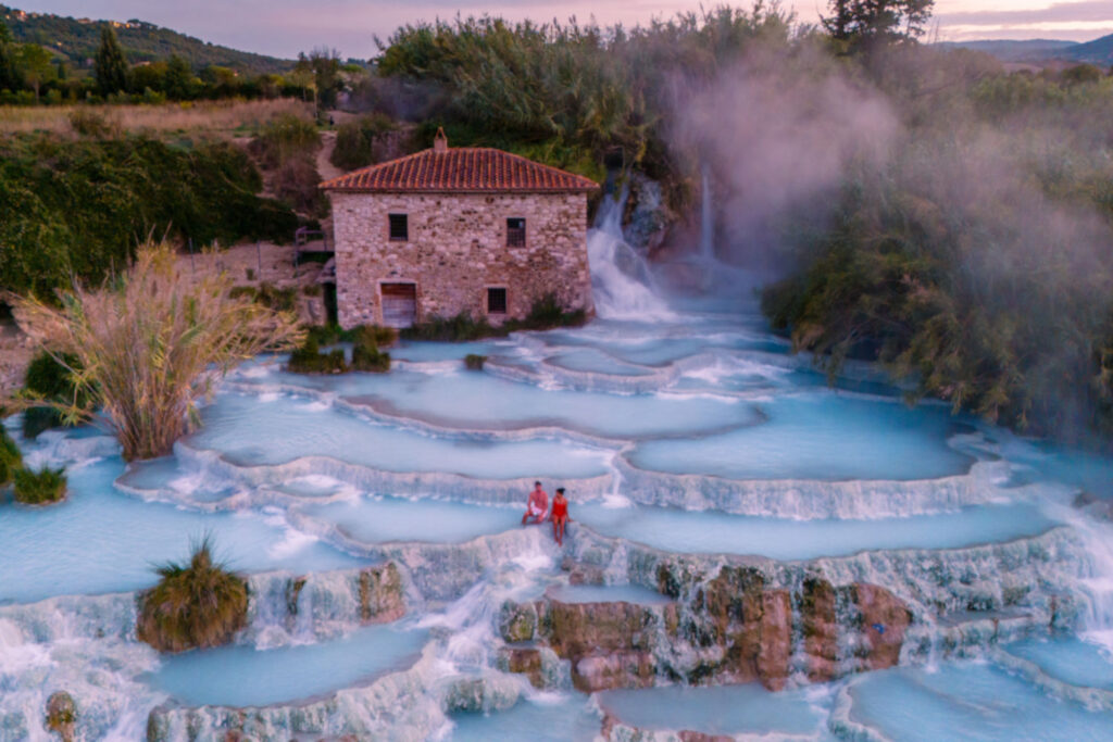 Natürliches Thermalbad mit Becken voll blau-milchigem Wasser