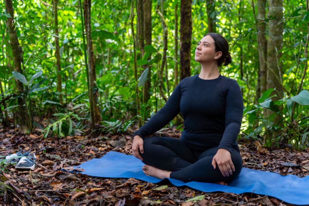 Junge Frau macht Yoga in der Natur