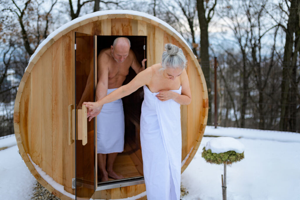 Älteres Paar kommt gerade aus der Sauna