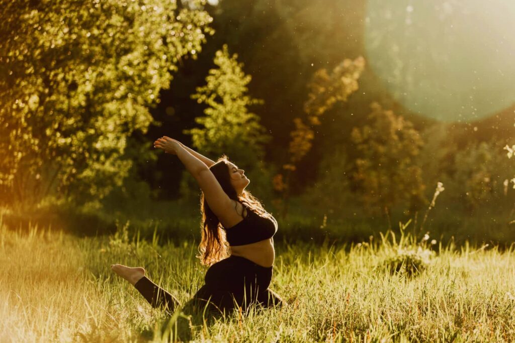 Junge Frau macht Yogaübungen in der Natur