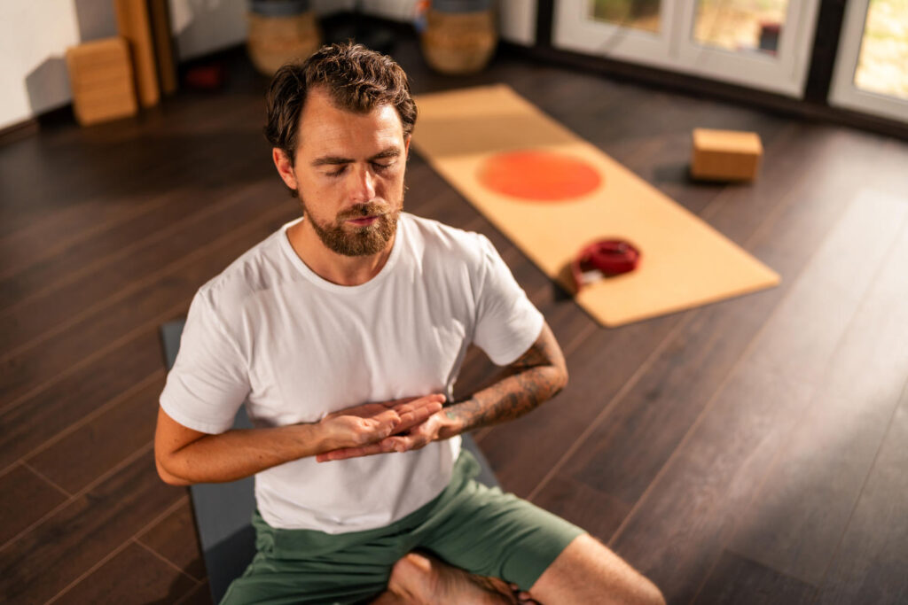 Mann meditiert in Yoga-Position