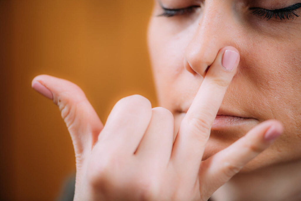Frau führt Pranayama-Nasenatmung durch
